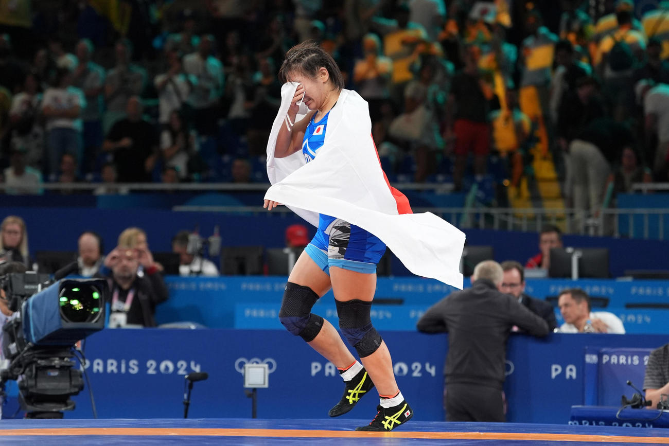 パリ五輪　レスリング　女子62キロ級決勝　優勝した元木咲良は、日の丸を身にまとい涙のウイニングラン（撮影・パオロ　ヌッチ）