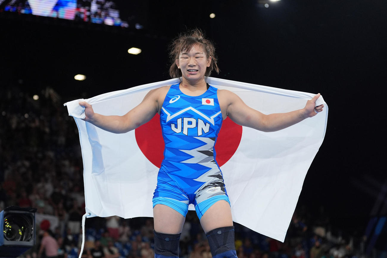 パリ五輪　レスリング　女子62キロ級決勝　優勝し日の丸を身にまとい涙する元木咲良（撮影・パオロ　ヌッチ）