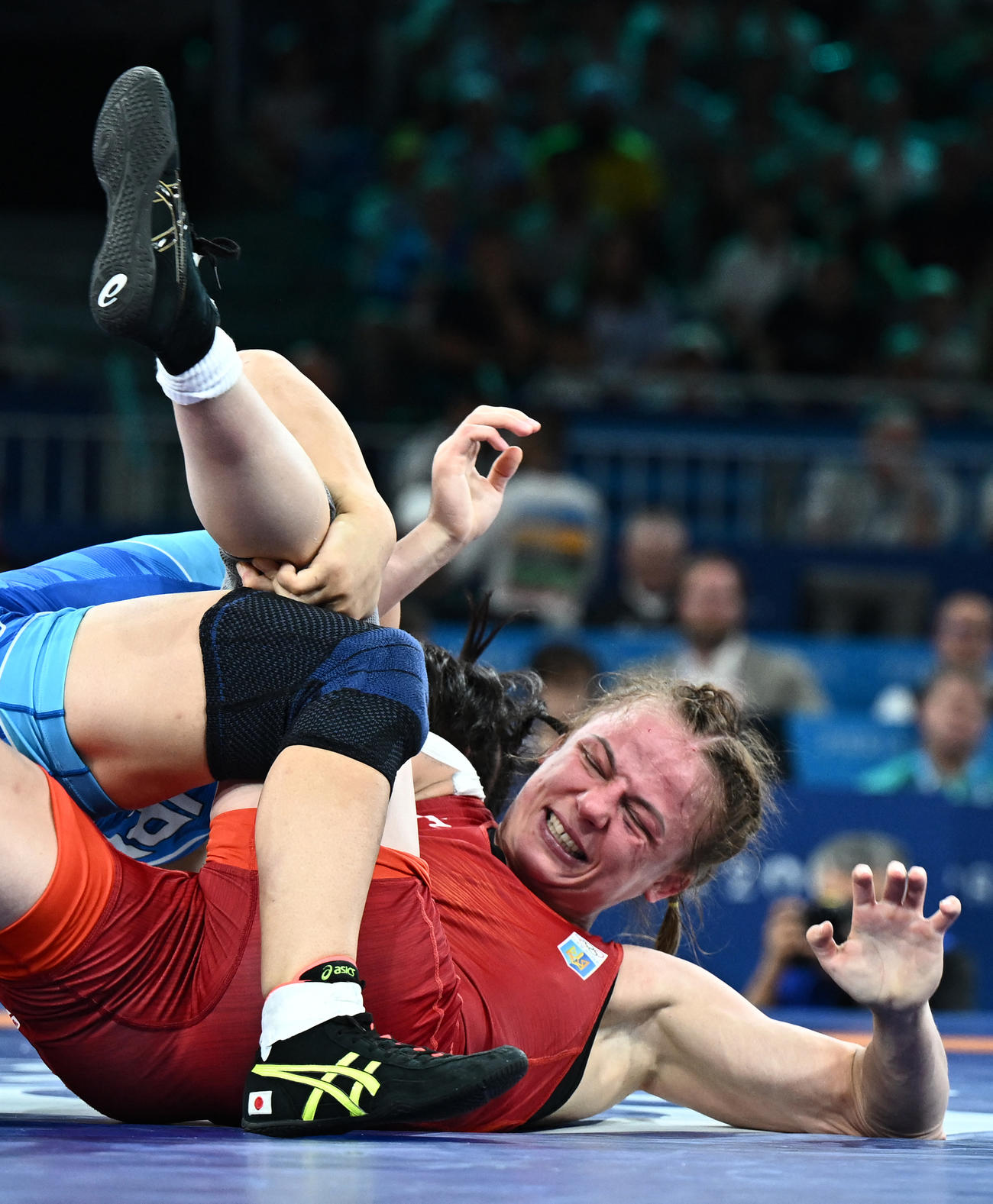 女子62キロ級決勝　イリーナ・コリアデンコ（ウクライナ）を破り、金メダルに輝いた元木咲良（左）（ロイター）