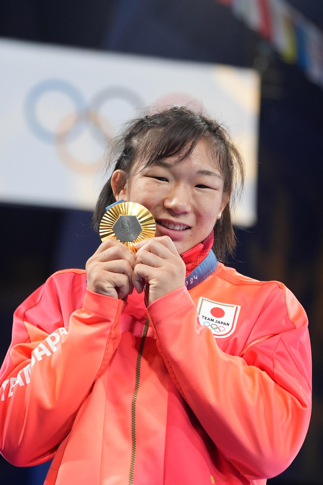パリ五輪　レスリング女子62キロ級決勝　金メダルを手に笑顔を見せる元木咲良（撮影・パオロ　ヌッチ）
