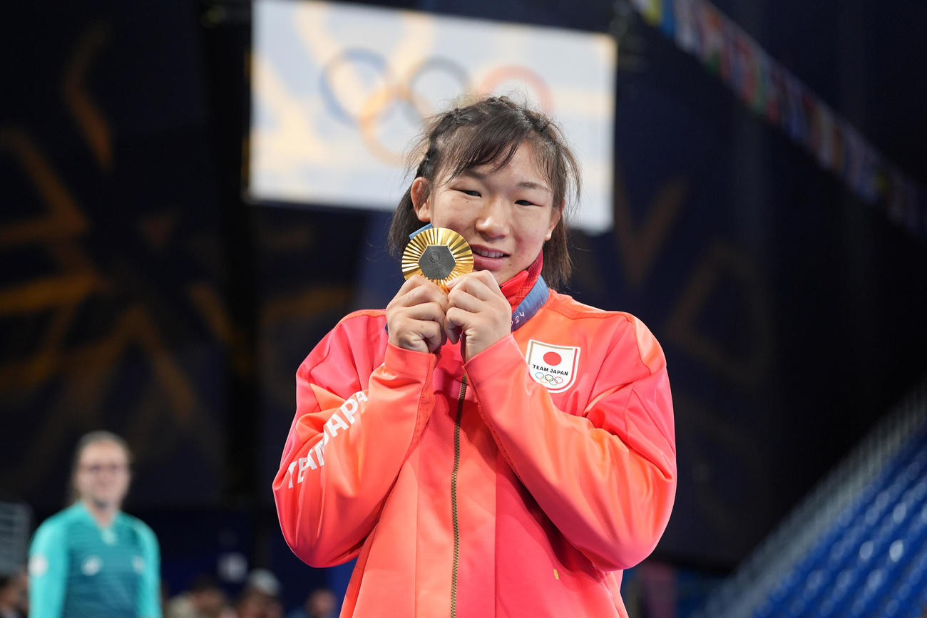 パリ五輪　レスリング　女子62キロ級決勝　金メダルを手に笑顔を見せる元木咲良（撮影・パオロ　ヌッチ）