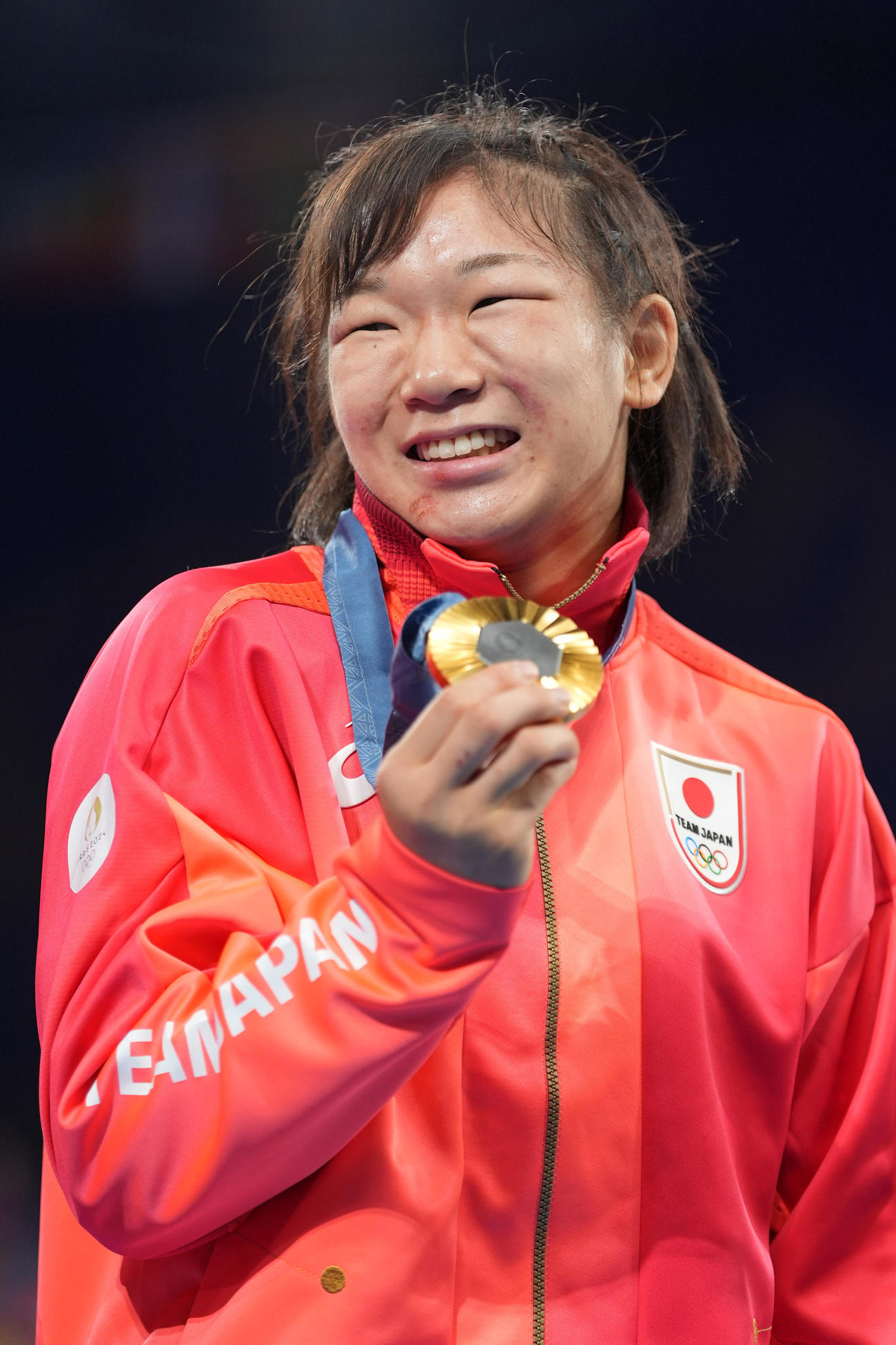 パリ五輪　レスリング　女子62キロ級決勝　金メダルを手に笑顔を見せる元木咲良（撮影・パオロ　ヌッチ）