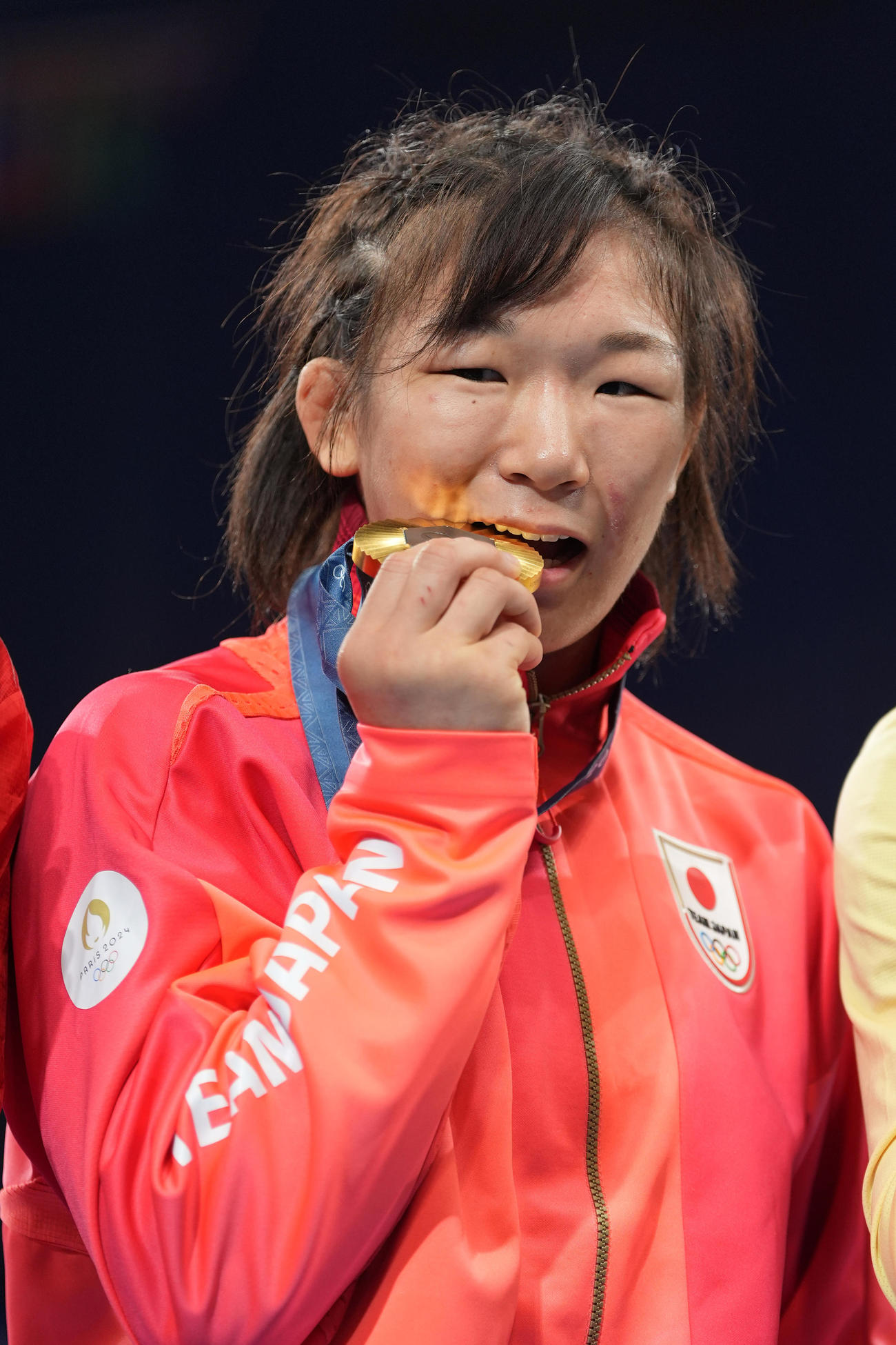 パリ五輪　レスリング　女子62キロ級決勝　金メダルをかじる元木咲良（撮影・パオロ　ヌッチ）