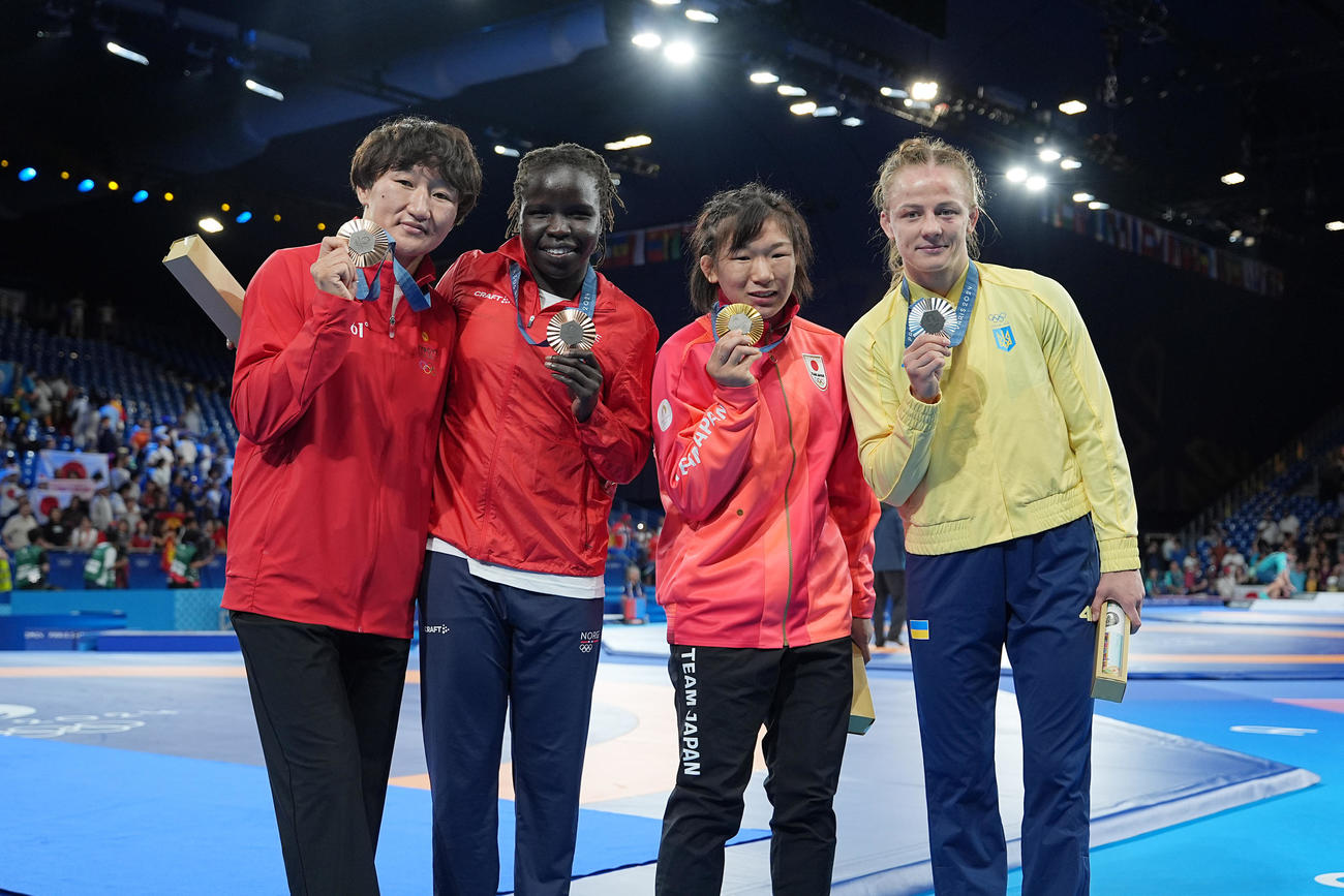 パリ五輪　レスリング　女子62キロ級決勝　金メダルを手に笑顔を見せる元木咲良（左から3人目）（撮影・パオロ　ヌッチ）