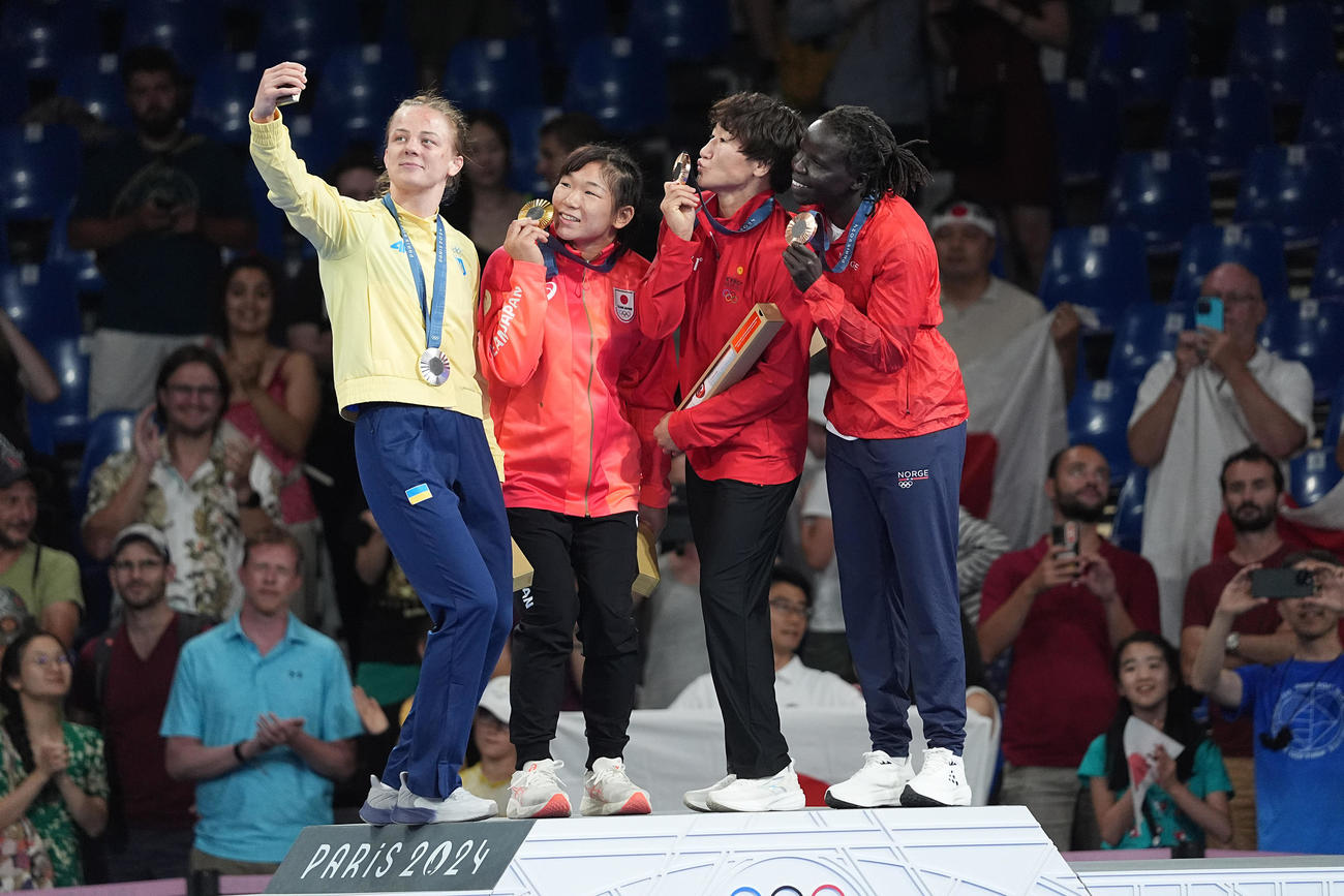 パリ五輪　レスリング　女子62キロ級決勝　表彰台でライバルたちと記念撮影する金メダルの元木咲良（左から2人目）（撮影・パオロ　ヌッチ）