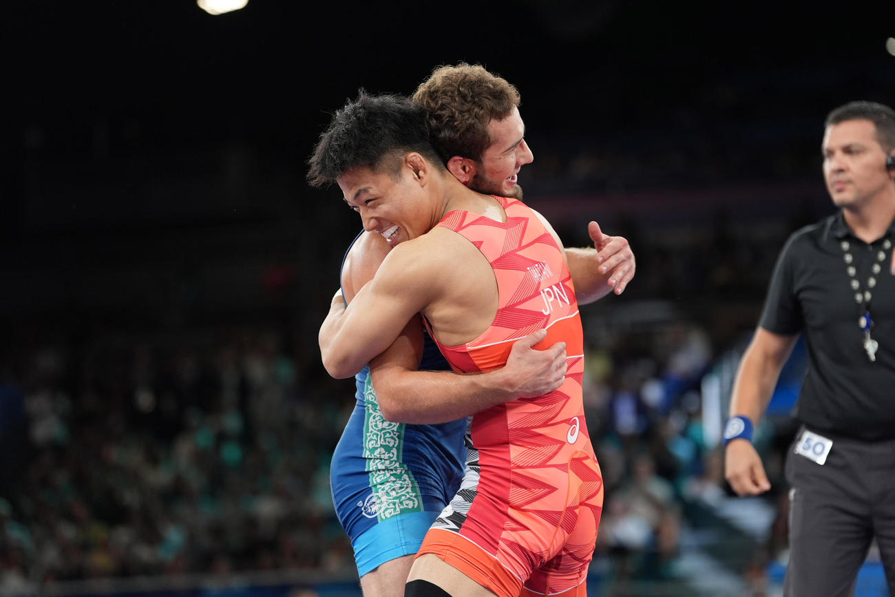 フリースタイル74キロ級決勝　試合後、ラザムベク・ジャマロフ（左）と抱き合ってお互いの健闘をたたえる高谷大地（撮影・パオロ　ヌッチ）