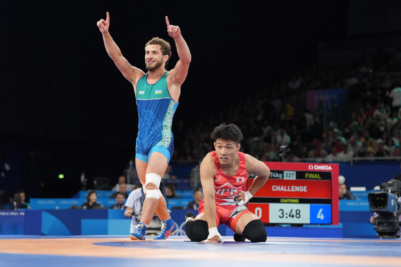 フリースタイル74キロ級決勝　ラザムベク・ジャマロフ（左）にフォール負けした高谷大地（撮影・パオロ　ヌッチ）
