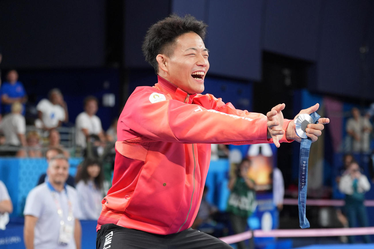 フリースタイル74キロ級決勝　銀メダルを手に笑顔でポーズを決める高谷大地（撮影・パオロ　ヌッチ）