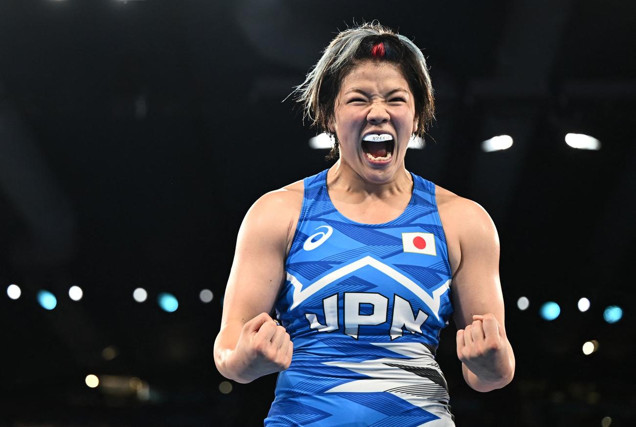 女子76キロ級準決勝  決勝進出を決めた鏡優翔はガッツポーズ。白い歯には「かわいい」の文字が（ロイター）