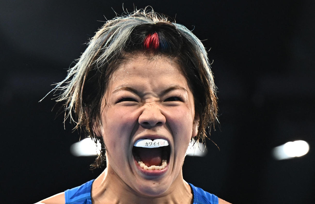 女子76キロ級準決勝　決勝進出を決めた鏡優翔のマウスピースには「かわいい」の文字が（ロイター）