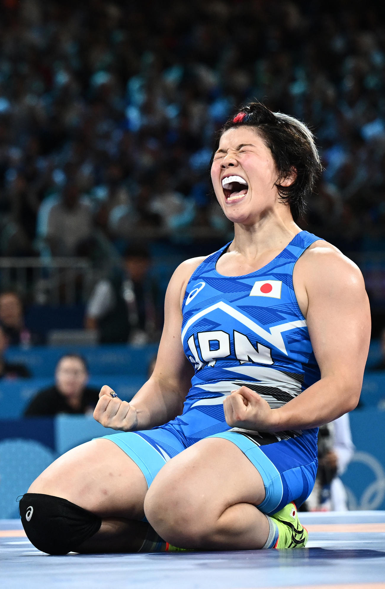 女子76キロ級準決勝　決勝進出を決めた鏡優翔は雄叫びを上げる（ロイター）