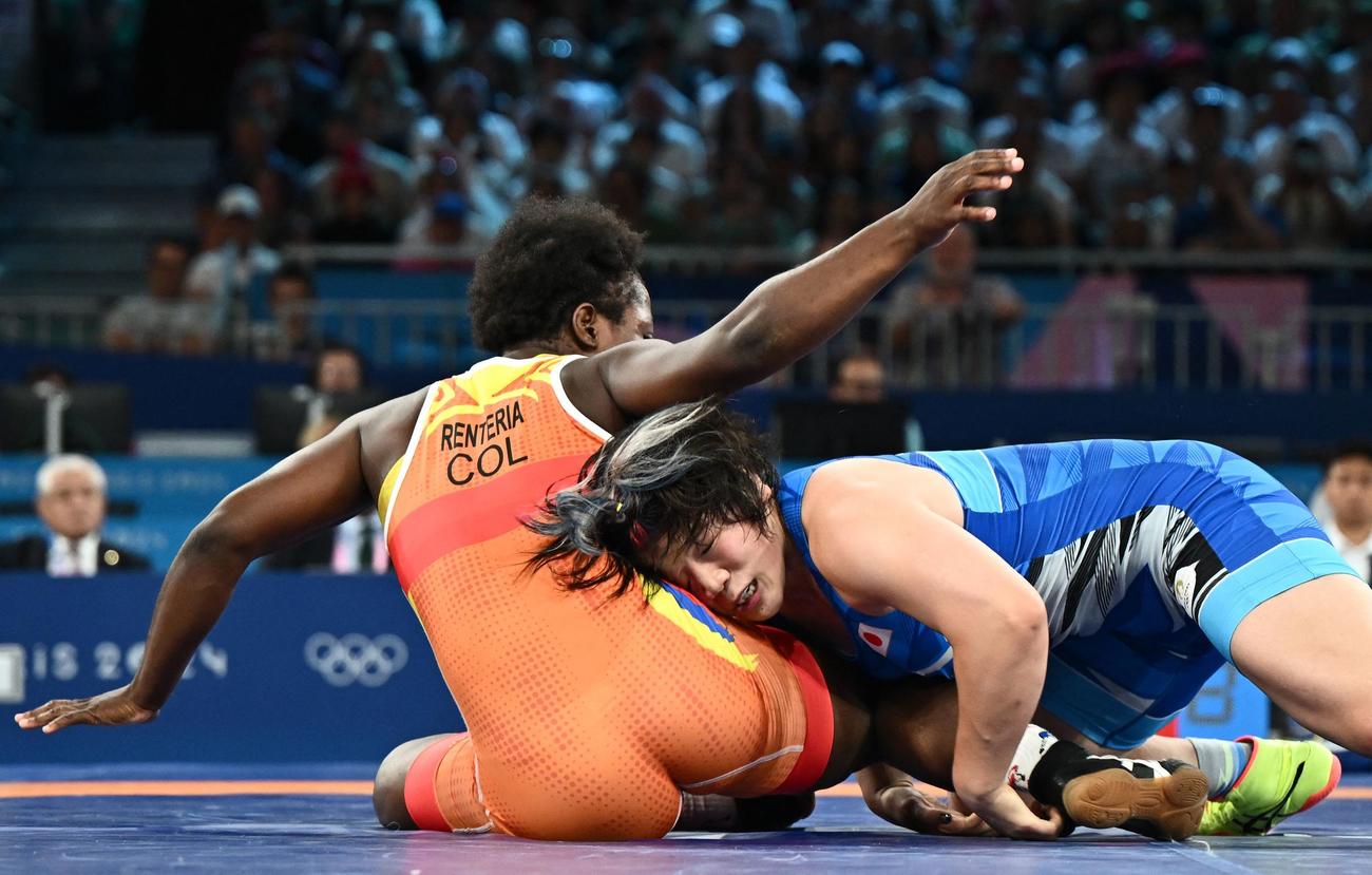 女子フリースタイル76キロ級準決勝　コロンビアのレンテリアと対戦する鏡（ロイター）