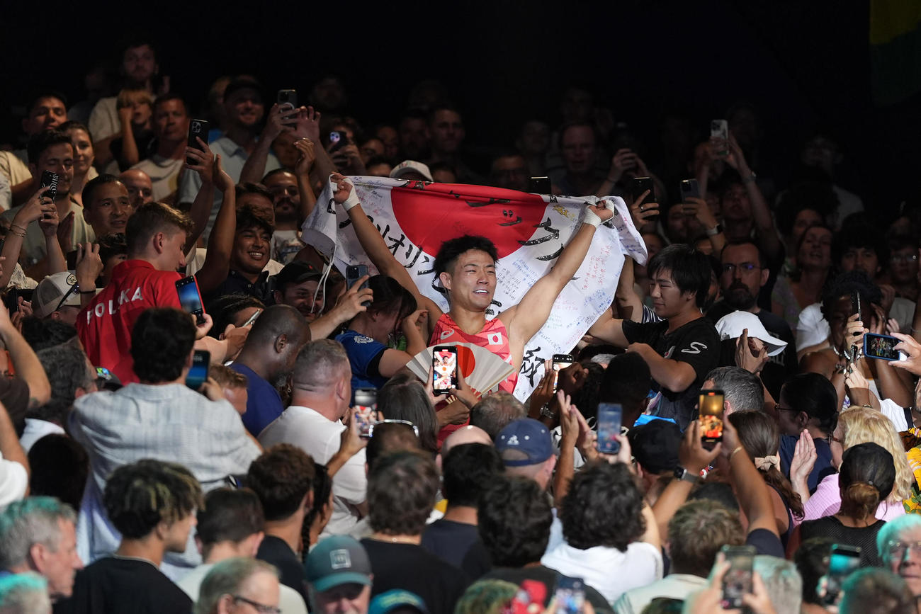 フリースタイル74キロ級決勝　銀メダルを獲得した高谷大地は、試合後にスタンドの家族の元に駆け寄り、大歓声に応える（撮影・パオロ　ヌッチ）