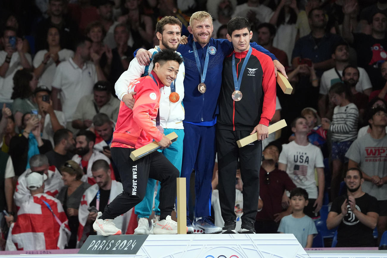 フリースタイル74キロ級決勝　表彰台で記念撮影する銀メダルを獲得した高谷大地（左）（撮影・パオロ　ヌッチ）