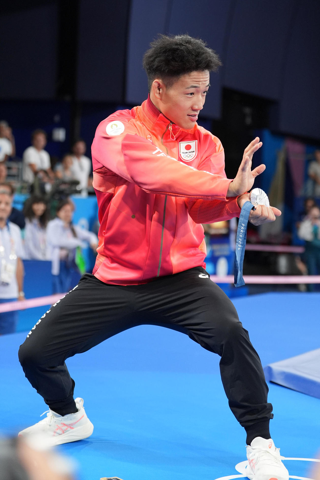 フリースタイル74キロ級決勝　銀メダルを手にポーズを決める高谷大地（撮影・パオロ　ヌッチ）