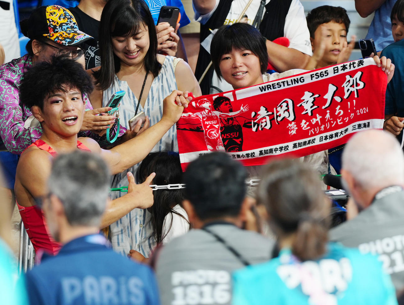 男子フリースタイル65キロ級で優勝した清岡（左）は幼なじみの桜井と写真に納まる（撮影・江口和貴）
