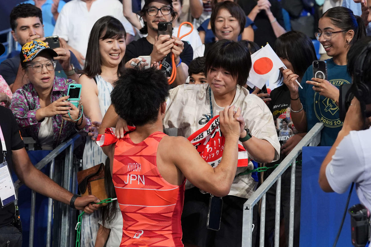 男子フリースタイル65キロ級決勝で金メダルの清岡（手前）は幼なじみの桜井とタッチを交わす（撮影・パオロ　ヌッチ）