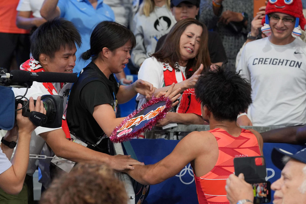 男子フリースタイル65キロ級決勝で金メダルを獲得した清岡幸大郎（手前）は応援団と握手（撮影・パオロ　ヌッチ）