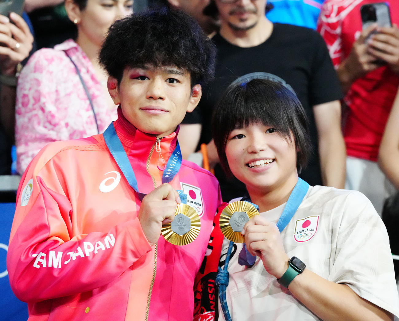 男子フリースタイル65キロ級で優勝した清岡（左）は幼なじみの桜井と金メダルを合わせ写真に納まる（撮影・江口和貴）
