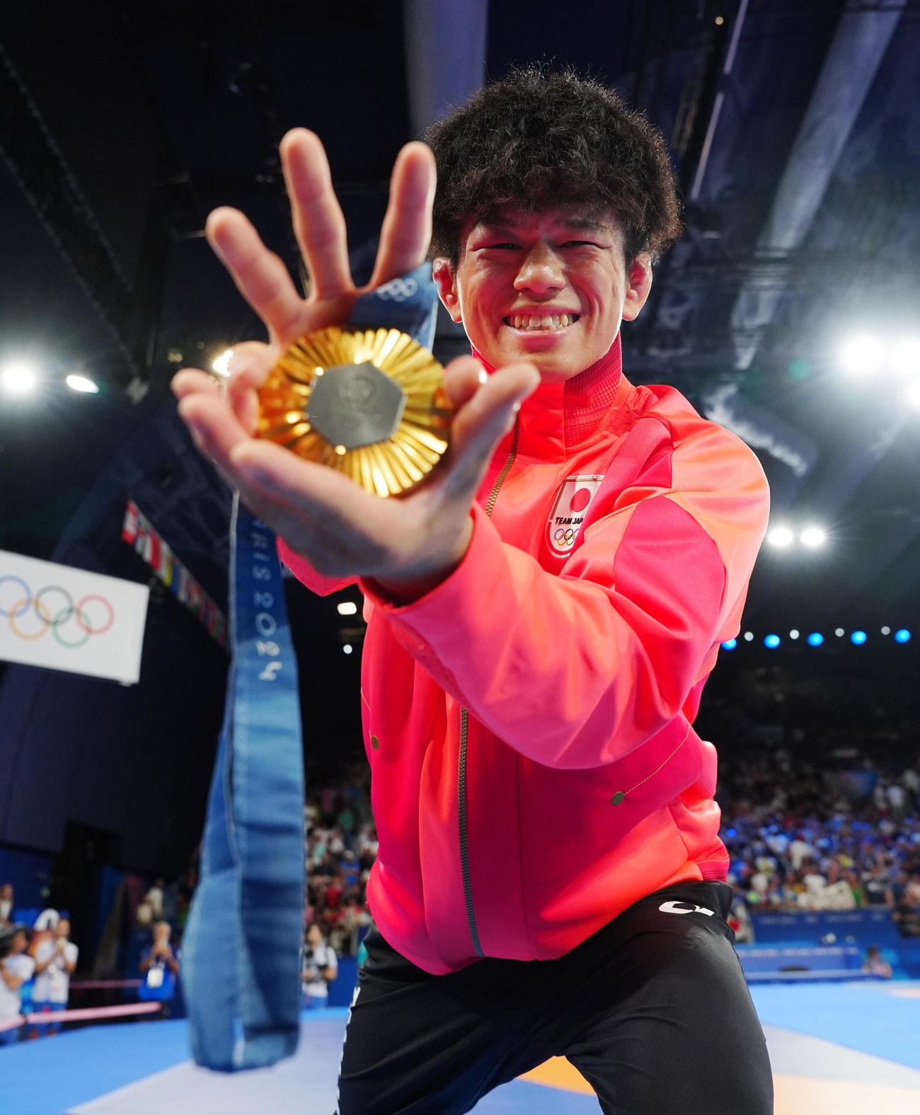 男子フリースタイル65キロ級で優勝し、金メダルで「かめはめ波」ポーズを見せる清岡（撮影・江口和貴）
