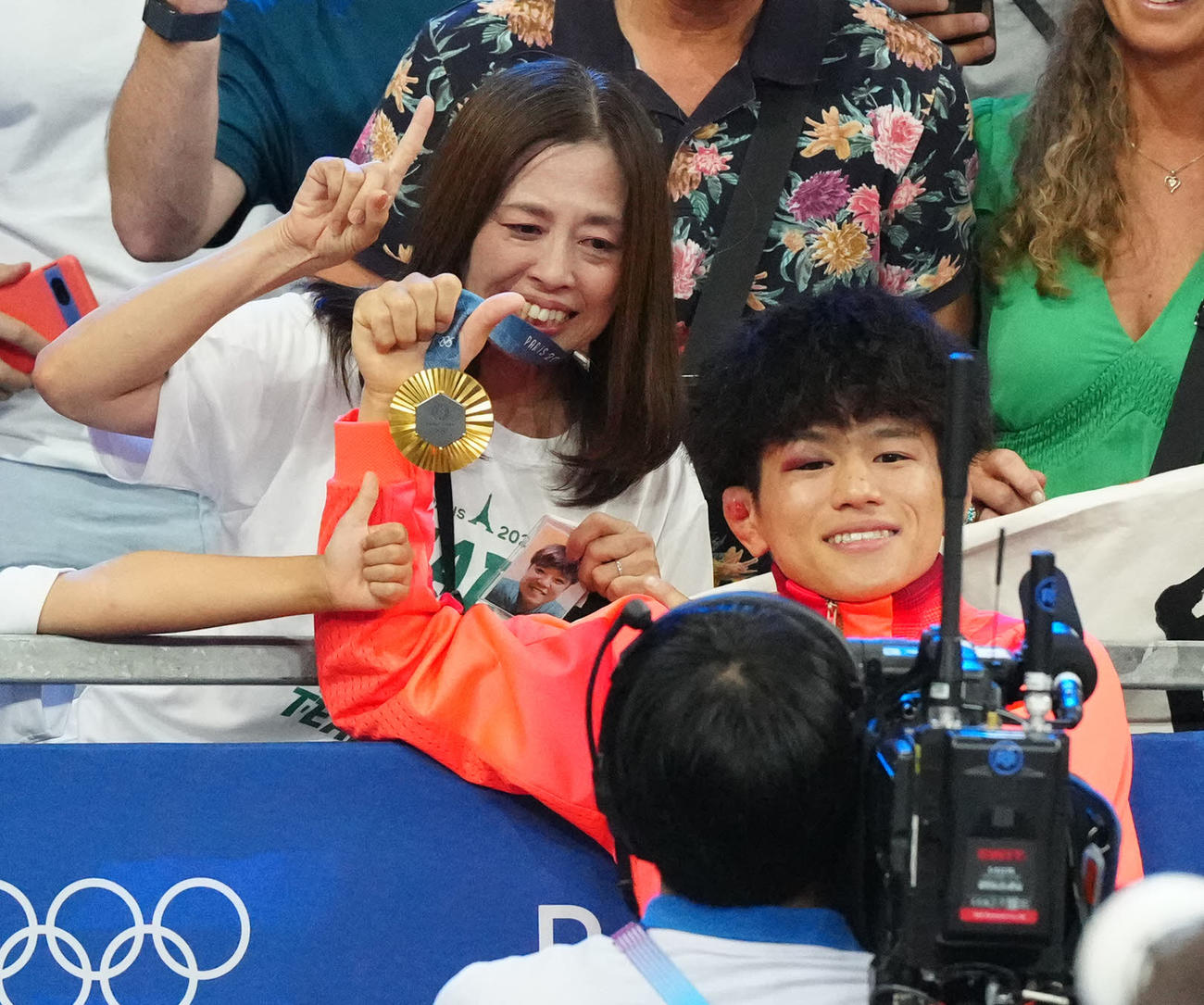 男子フリースタイル65キロ級の表彰式後、母えりかさん（左）に金メダルをかける清岡（撮影・江口和貴）