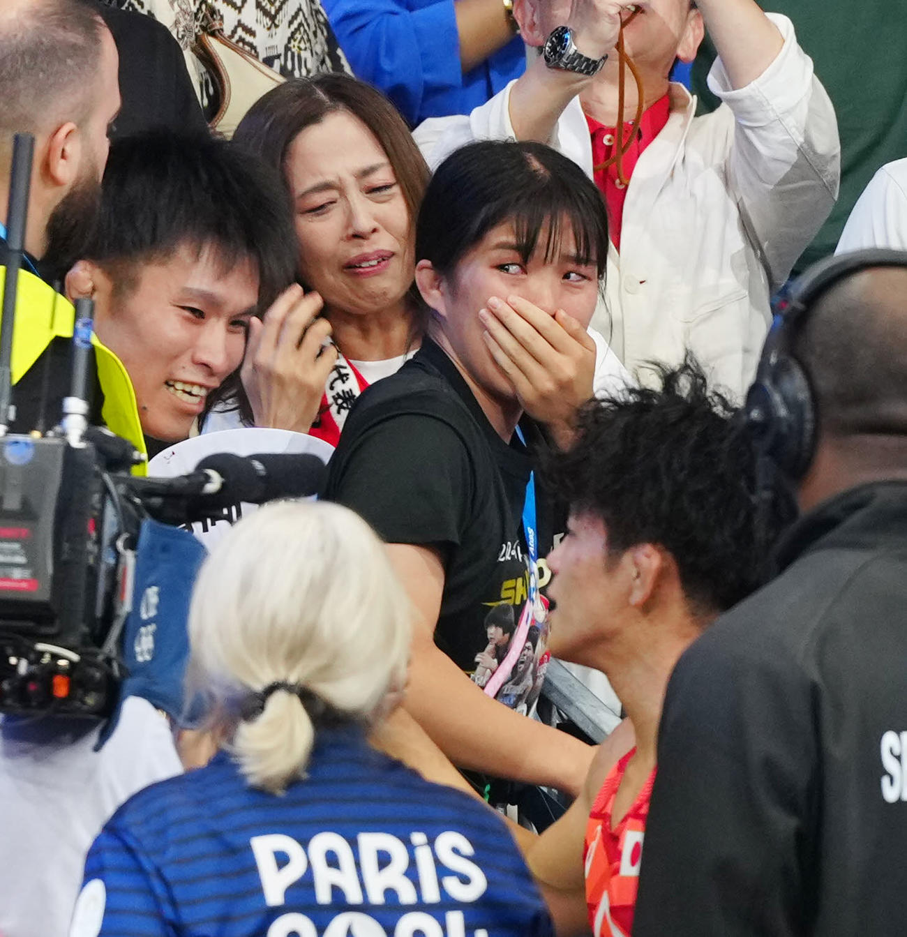 男子フリースタイル65キロ級で清岡（手前右）が優勝し涙を流す母えりかさん（中央左）（撮影・江口和貴）