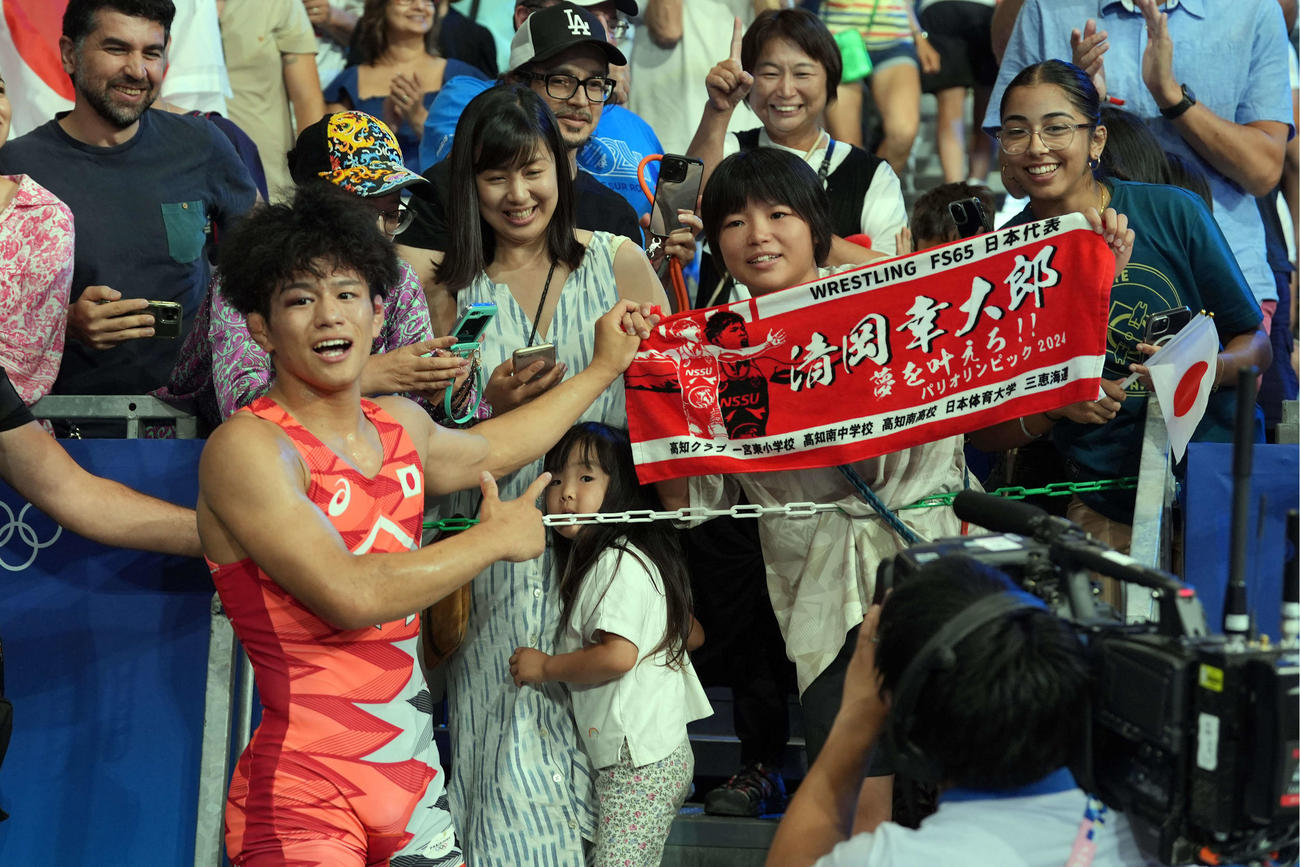 男子フリースタイル65キロ級決勝で金メダルの清岡（手前左）は幼なじみの桜井（中央右）と記念撮影（撮影・パオロ　ヌッチ）