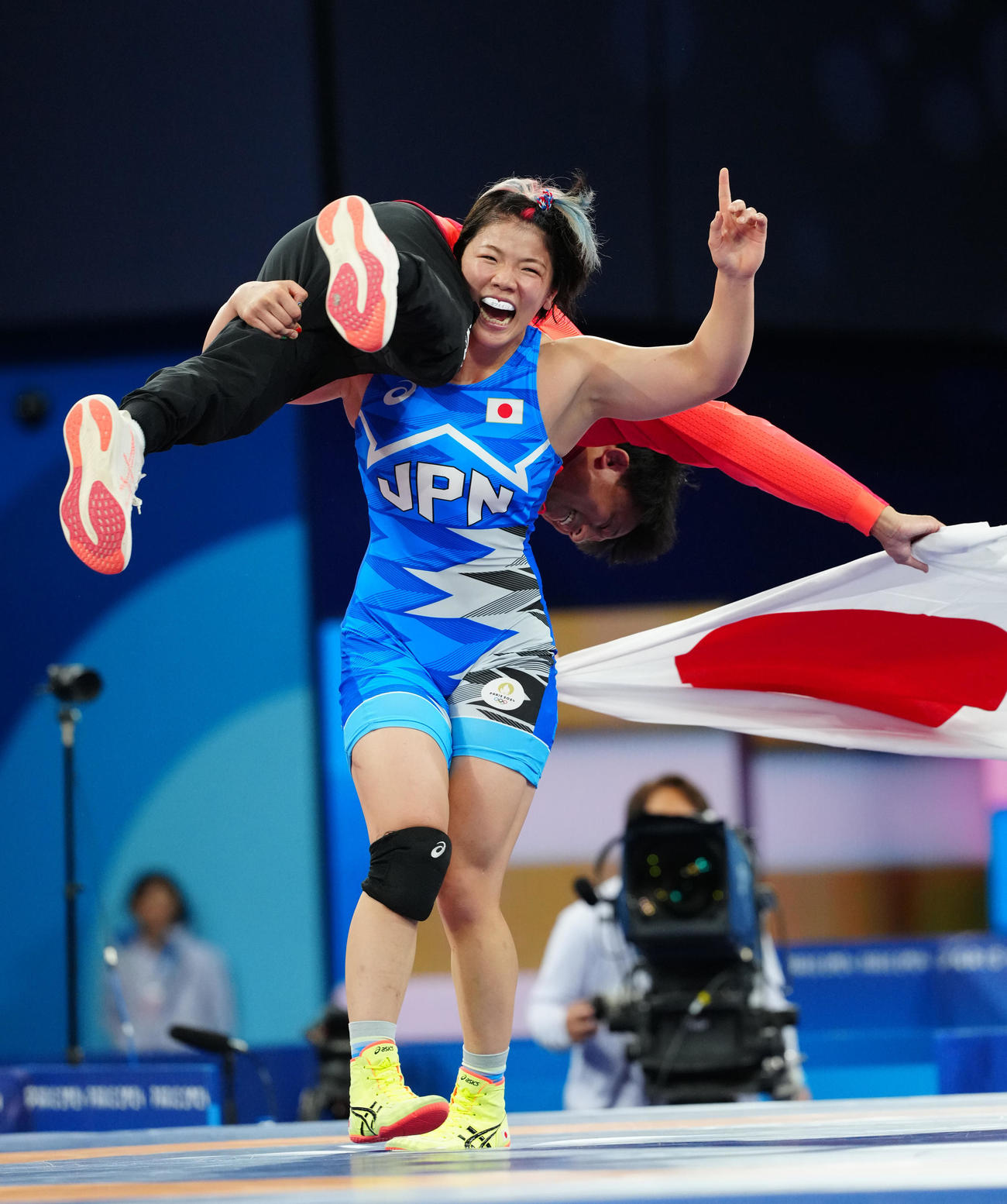 女子76キロ級で優勝しコーチをかつぐ鏡（撮影・江口和貴）