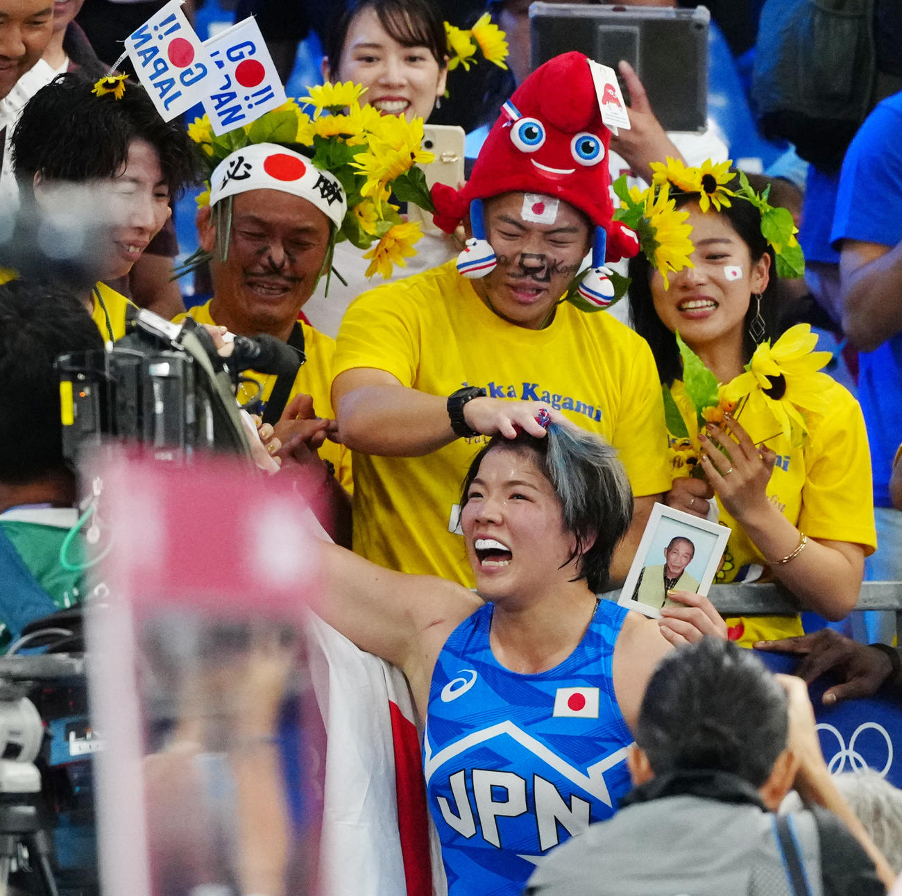 女子76キロ級で優勝し祝福される鏡（撮影・江口和貴）