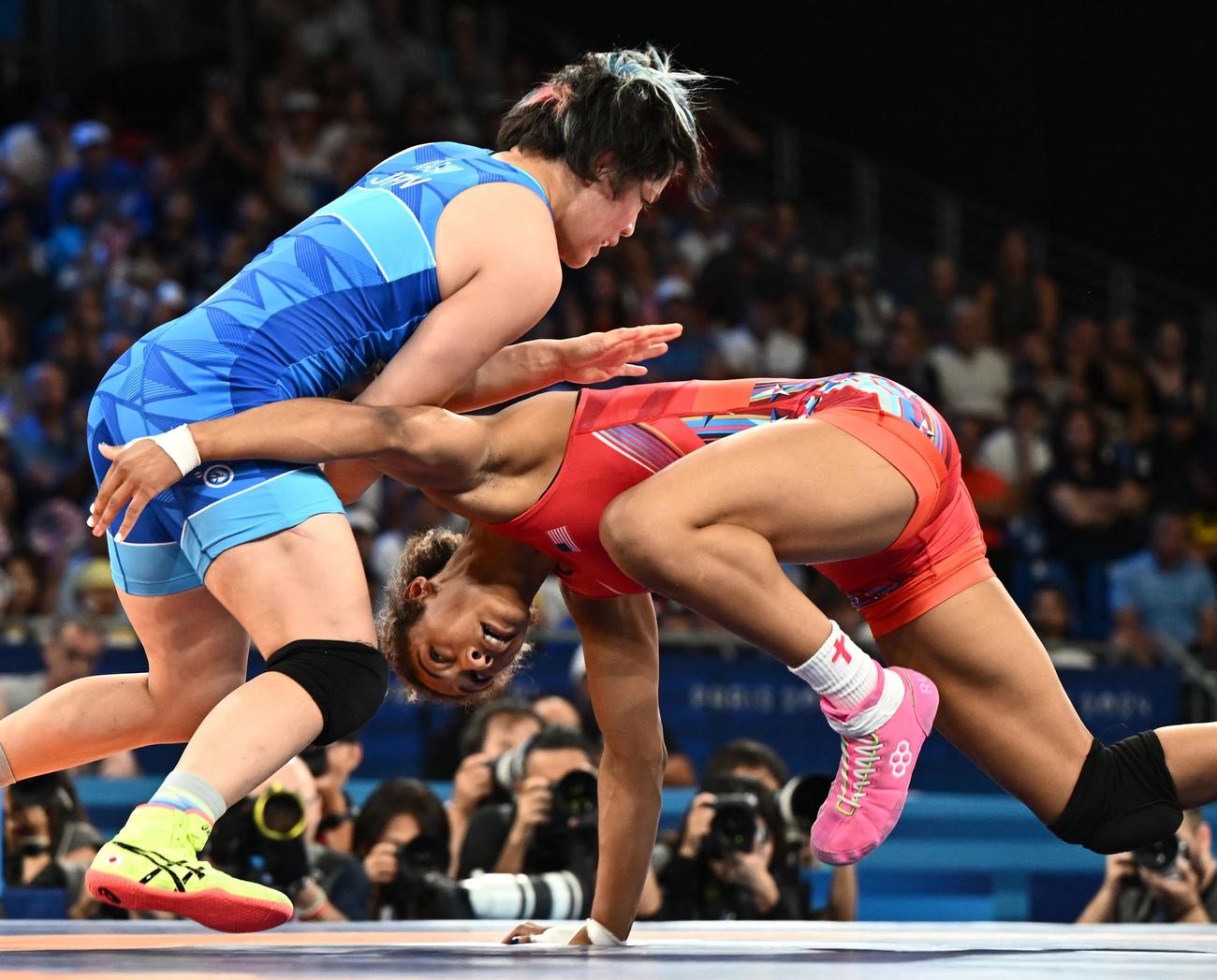 女子フリースタイル76キロ級決勝　ブレイズを攻める鏡（左）（ロイター）  