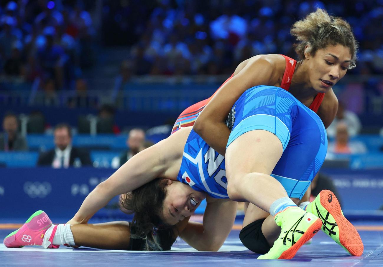 女子フリースタイル76キロ級決勝　ブレイズを攻める鏡（手前）（ロイター）  