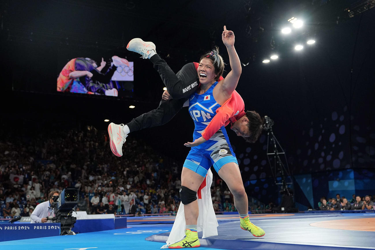 女子76キロ級で金メダルの鏡（下）はコーチを担ぎ上げて大興奮（撮影・パオロ　ヌッチ）