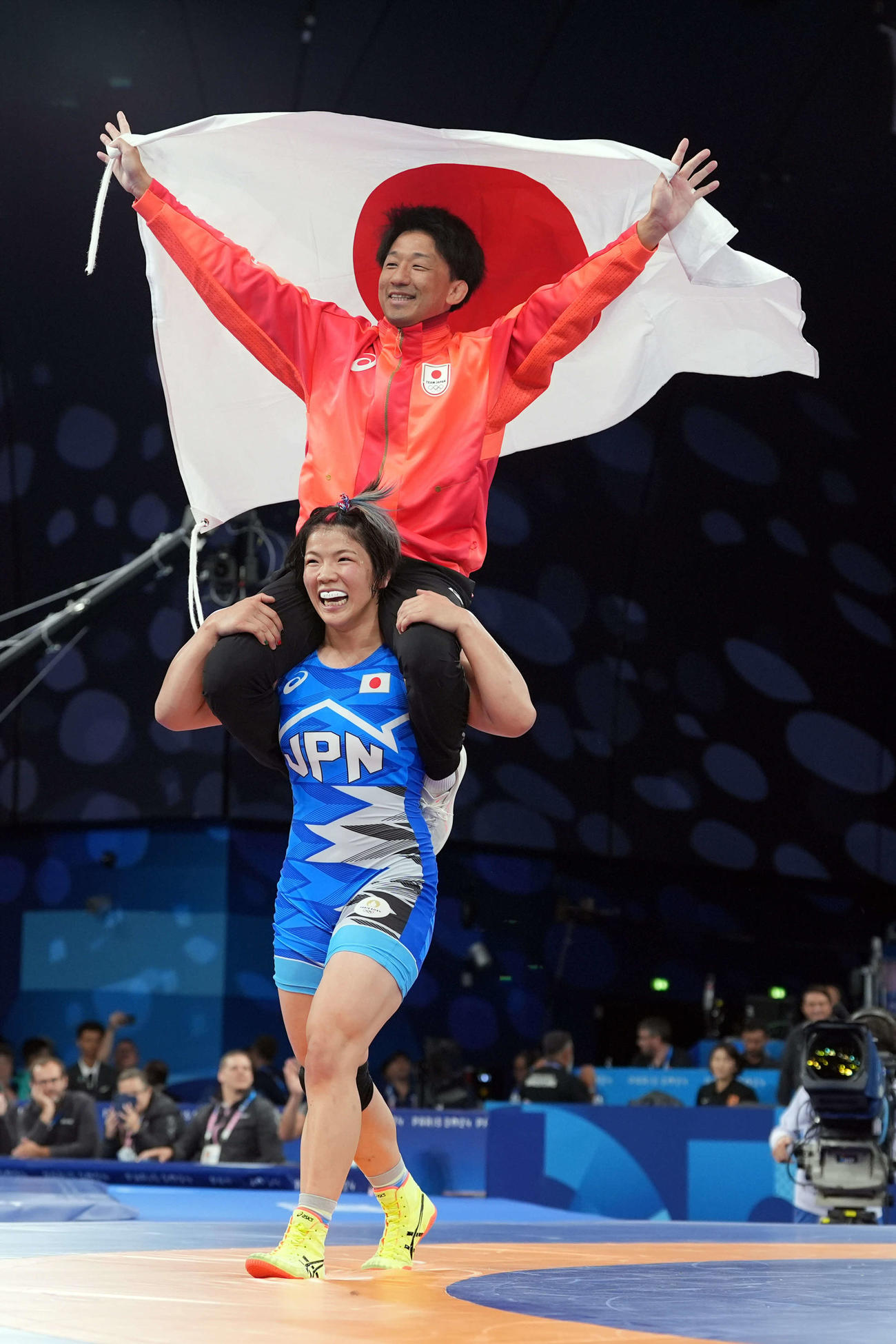女子76キロ級で金メダルの鏡（下）はコーチを肩車して歓喜のウイニングラン（撮影・パオロ　ヌッチ）