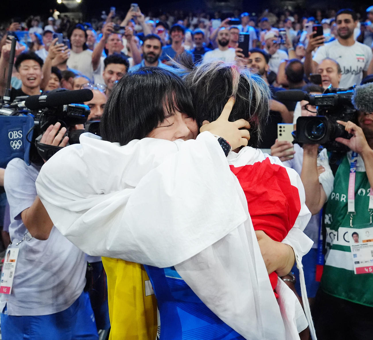 女子76キロ級で優勝した鏡（右）と抱き合い祝福する藤波（撮影・江口和貴）
