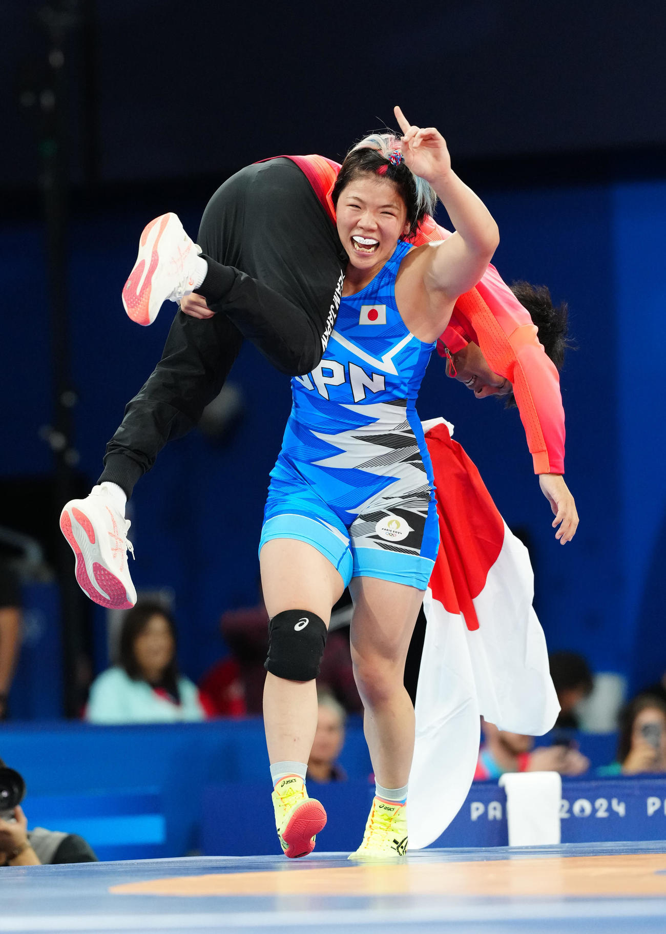 女子76キロ級で優勝しコーチをかつぐ鏡（撮影・江口和貴）