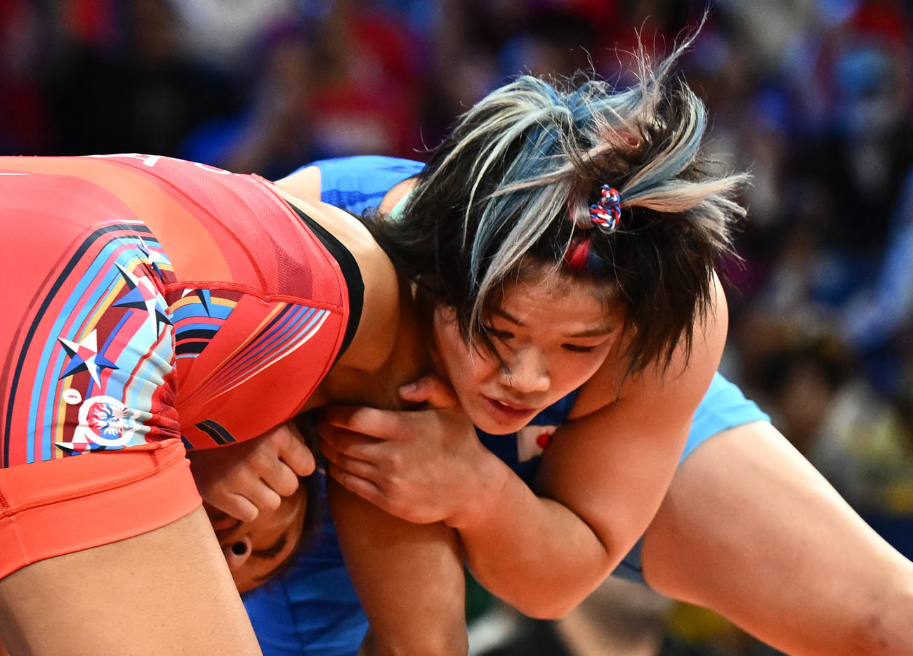 女子フリースタイル76キロ級決勝　ブレイズに勝利し金メダルを獲得した鏡（ロイター）