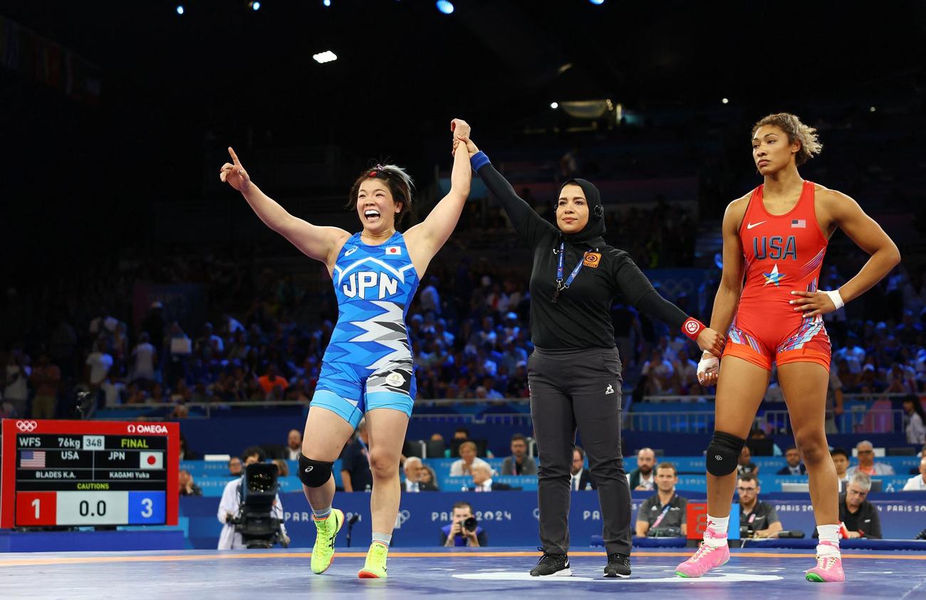 女子フリースタイル76キロ級決勝　ブレイズに勝利し金メダルを獲得した鏡（左）（ロイター）  