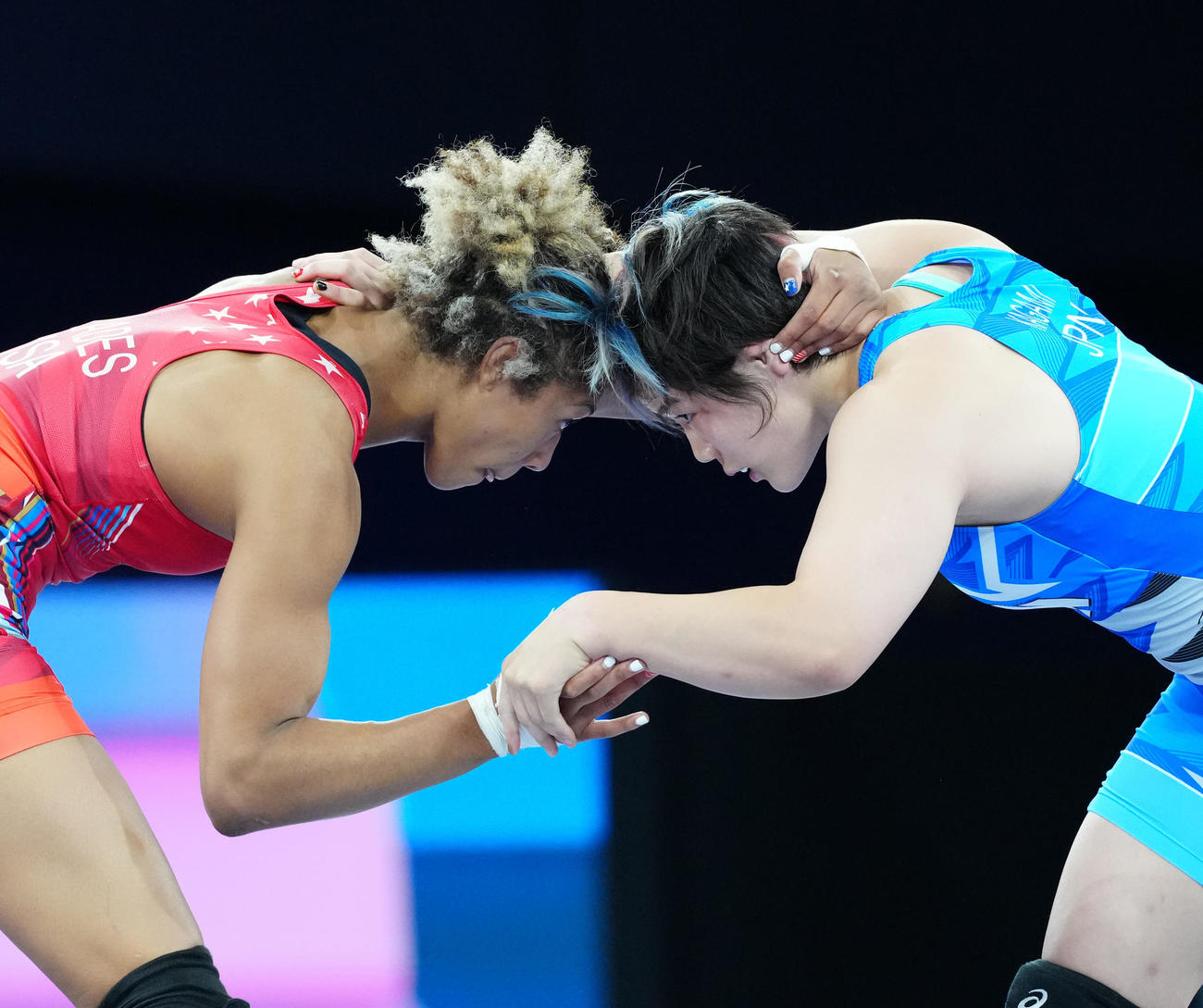 女子76キロ級決勝で米国のブレーズ（左）と対戦する鏡（撮影・江口和貴）