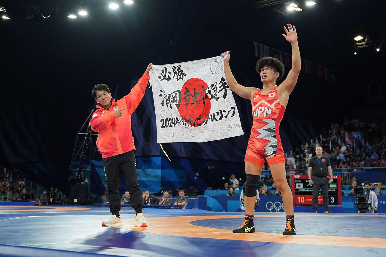 男子フリースタイル65キロ級決勝　金メダルを獲得した清岡（右）はコーチと記念撮影（撮影・パオロ　ヌッチ）