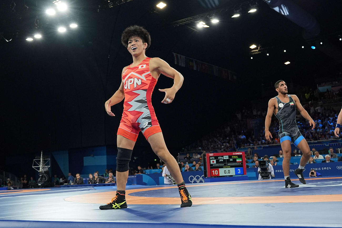 男子フリースタイル65キロ級決勝でアムザドハリリを倒した清岡はチャンピオンベルトを持つしぐさを見せる（撮影・パオロ　ヌッチ）