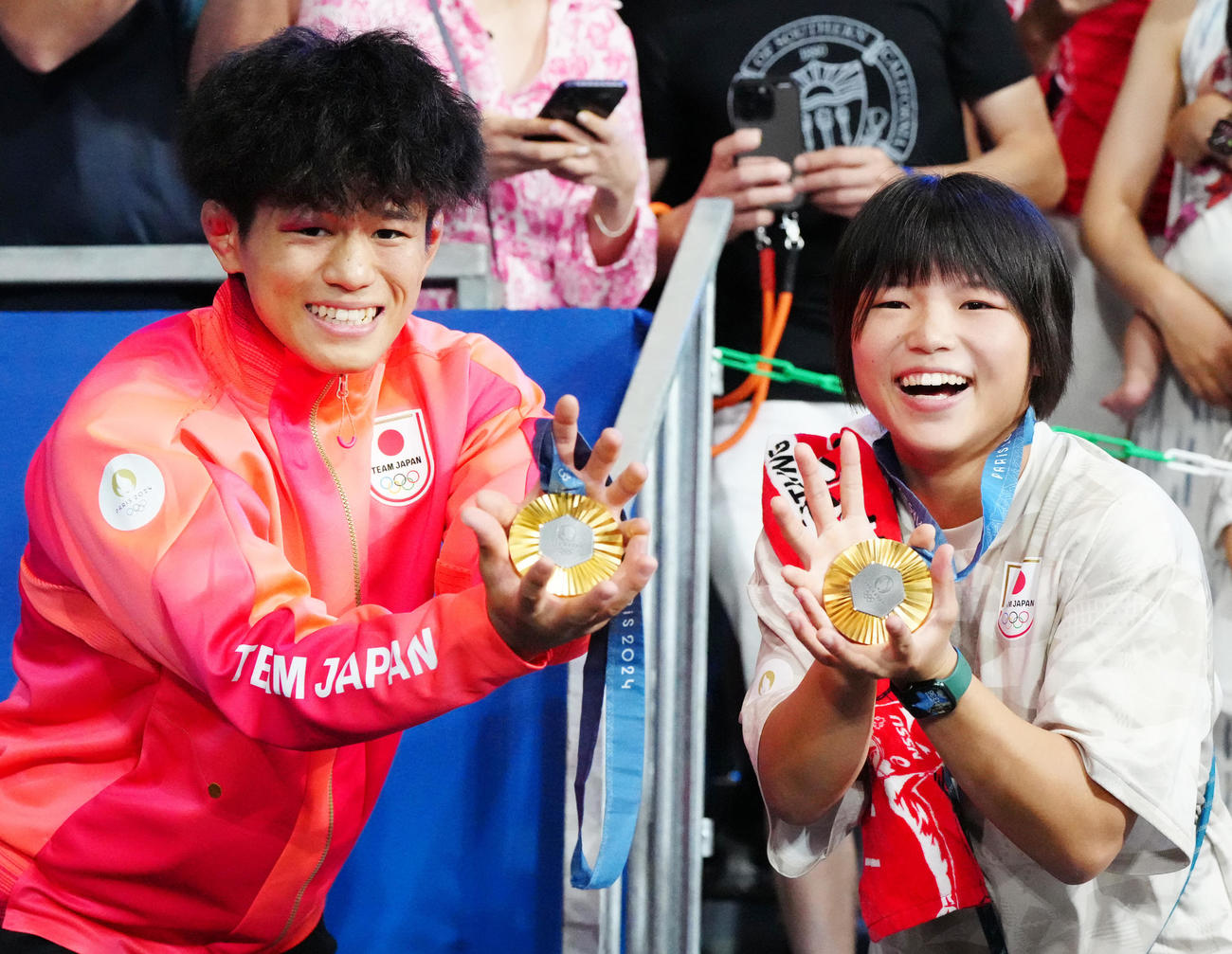 男子フリースタイル65キロ級で優勝した清岡（左）は幼なじみの桜井と金メダルを手に「かめはめ波」ポーズを披露する（撮影・江口和貴）