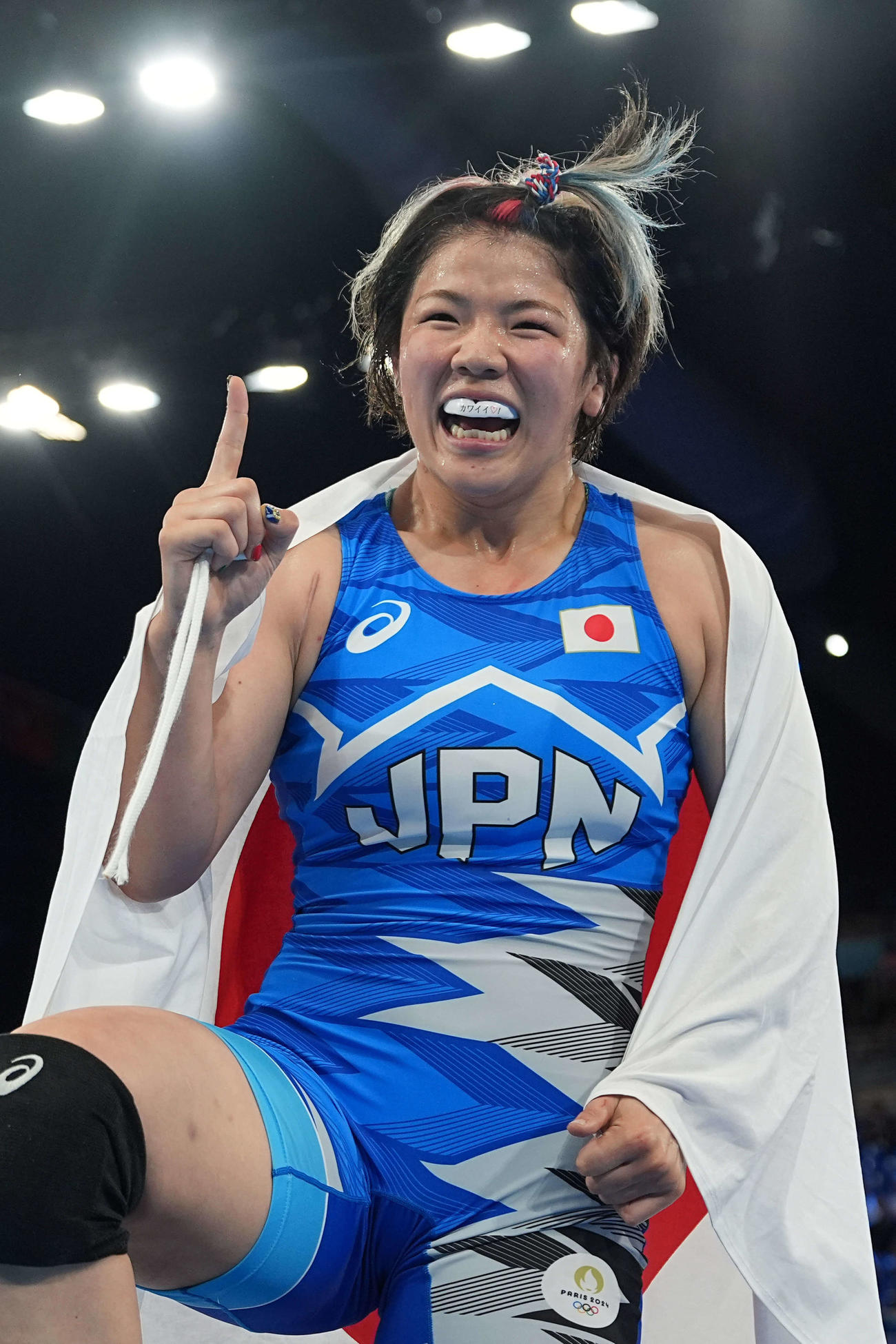 女子76キロ級で金メダルの鏡は笑顔を見せる（2024年8月11日撮影）