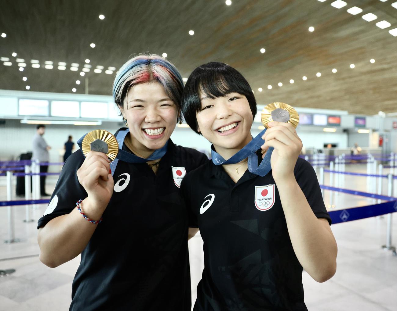 金メダルを手に笑顔を見せるレスリング女子フリースタイル76キロ級の鏡（左）とフリースタイル53キロ級の藤波（2024年8月12日撮影）