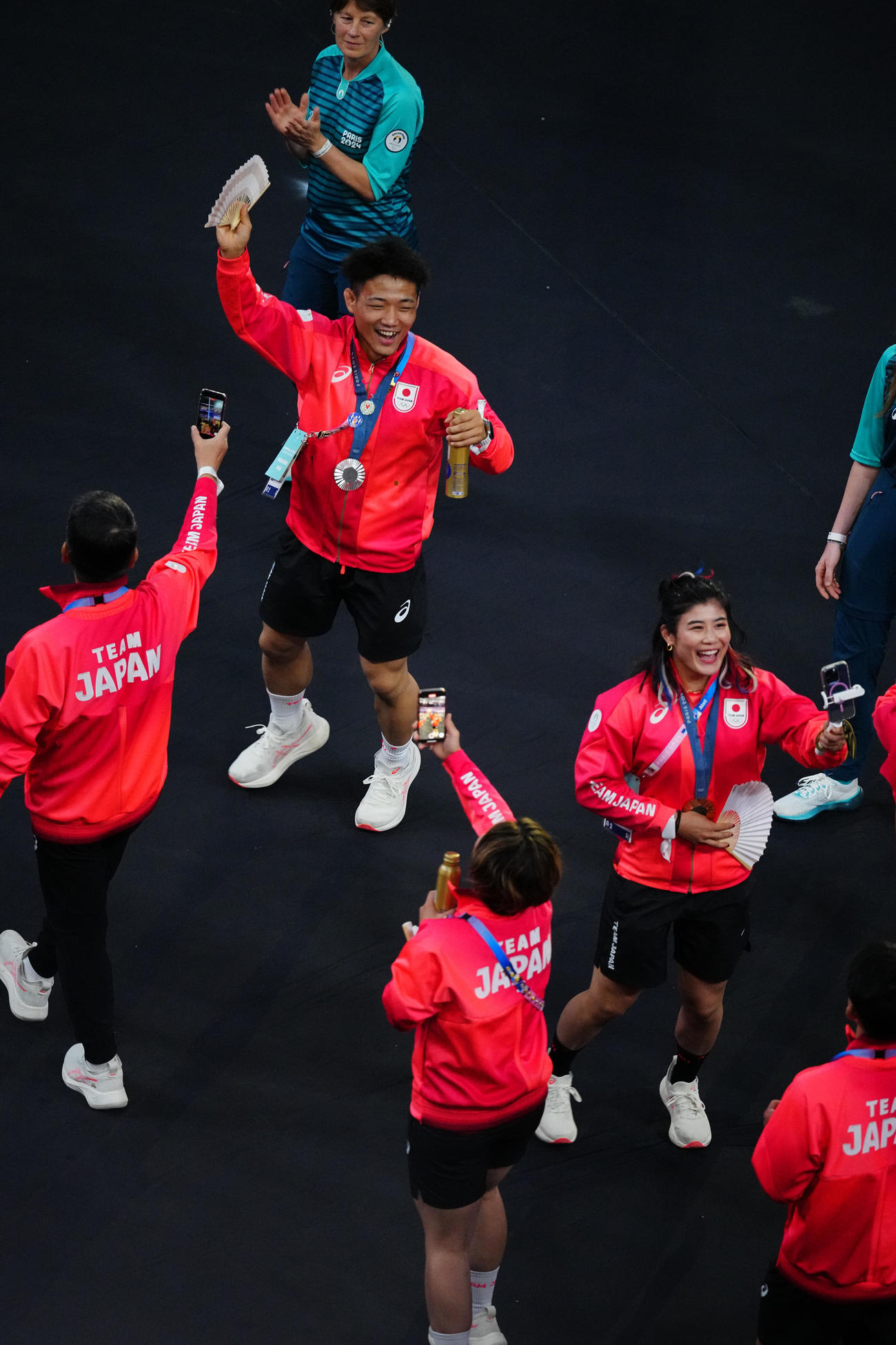 閉会式を楽しむ高谷（上）、尾崎ら日本の選手たち（2024年8月11日撮影）
