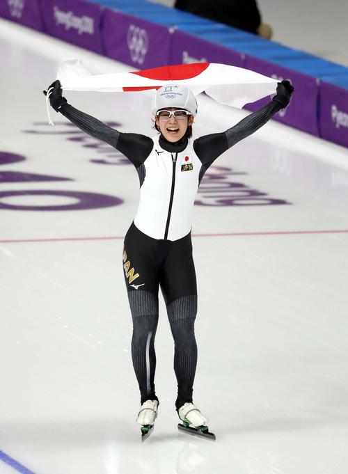 金メダルに輝き、笑顔で日の丸を掲げる高木菜（撮影・黒川智章）