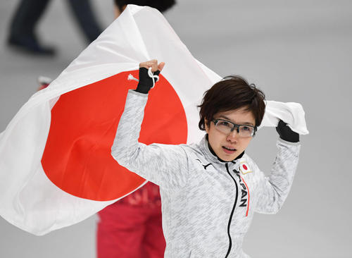 １８日、女子５００メートルで金メダルの小平は目を潤ませながら、日の丸を掲げる（撮影・山崎安昭）