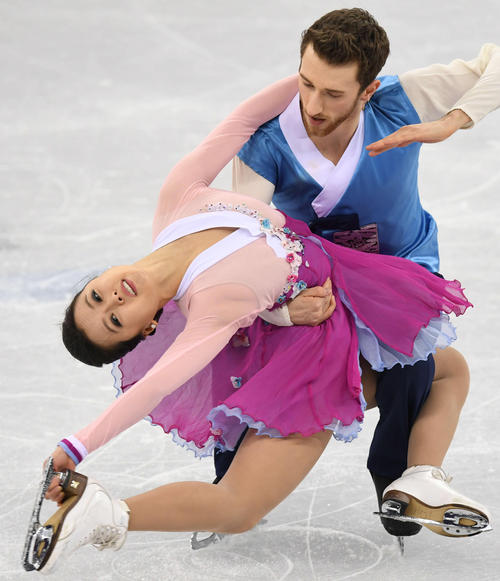 アイスダンスフリーで演技する韓国、ミン・ユラ(左)とアレクサンダー・ガメリン(撮影・山崎安昭)