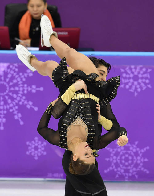 アイスダンスフリーで演技するトルコ、アリサ・アガフォノバ(下)とアルペル・ウチャル(撮影・山崎安昭)