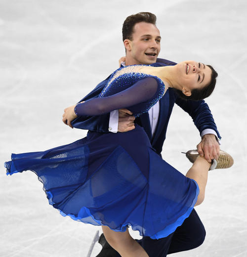 アイスダンスフリーで演技するポーランド、ナタリア・カリシェク(手前)とマクシム・スポディレフ(撮影・山崎安昭)