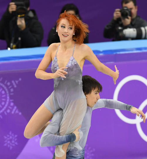 アイスダンスフリーで演技をするロシア、ティファニー・ザホースキ(上)とジョナサン・ゲレイロ(撮影・山崎安昭)